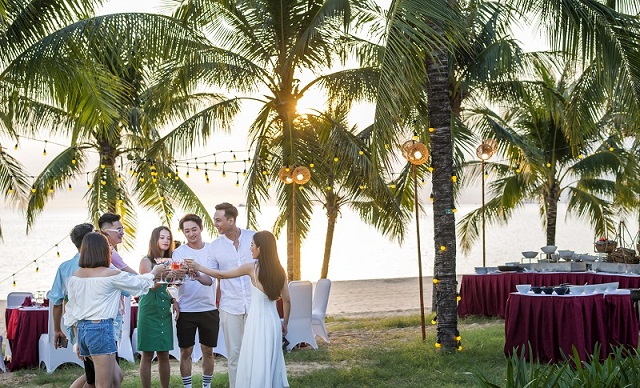 Bữa tiệc BBQ đầy màu sắc bên bờ biển