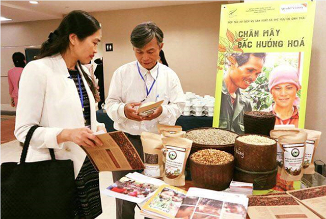Ông Lê Đình Phức, Chủ tịch HĐQT, Giám đốc HTX Nông nghiệp sinh thái hữu cơ Chân Mây Bắc Hướng Hóa giới thiệu sản phẩm cà phê của HTX với các doanh nghiệp quan tâm tại hội chợ thương mai (Ảnh:TL)
