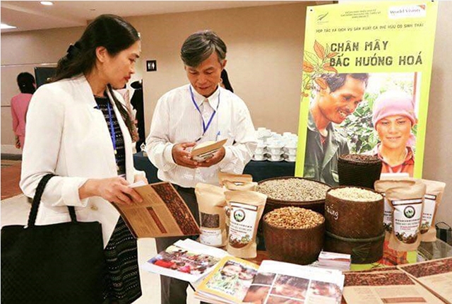 Ông Lê Đình Phức, Chủ tịch HĐQT, Giám đốc HTX Nông nghiệp sinh thái hữu cơ Chân Mây Bắc Hướng Hóa giới thiệu sản phẩm cà phê của HTX với các doanh nghiệp quan tâm tại hội chợ thương mai (Ảnh:TL)