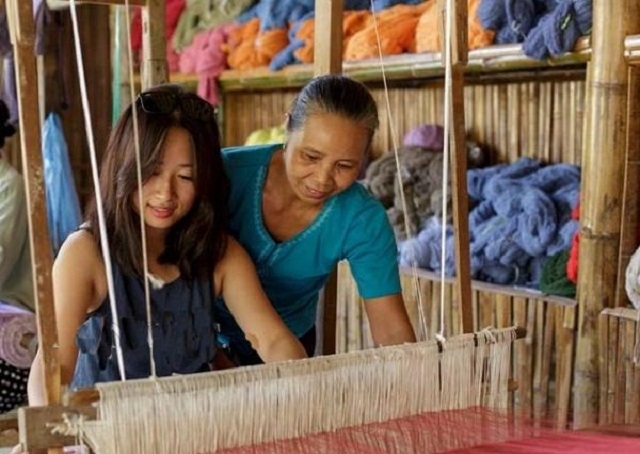 Khách du lịch trải nghiệm hoạt động dệt thổ cẩm tại HTX Chiềng Châu (Ảnh:TL)