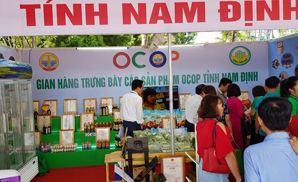 Gian hàng trưng bày và giới thiệu các sản phẩm OCOP tỉnh Nam Định tại hôj nghị xúc tiến thương mại và đầu tư (Ảnh:TL)