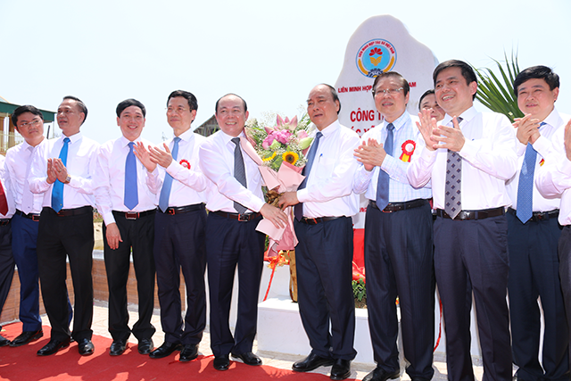 Thủ tướng Nguyễn Xuân Phúc cùng các đồng chí lãnh đạo đã gắn biển tên công trình Hợp tác xã với Bác Hồ