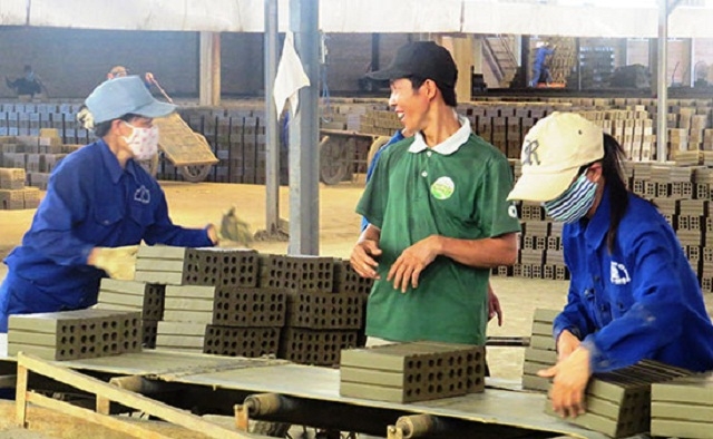 Nhà máy sản xuất gạch tuynel của HTX NN Đại Hiệp đã đem lại doanh thu cao, giải quyết việc làm cho nhiều lao động địa phương (Ảnh: TL)