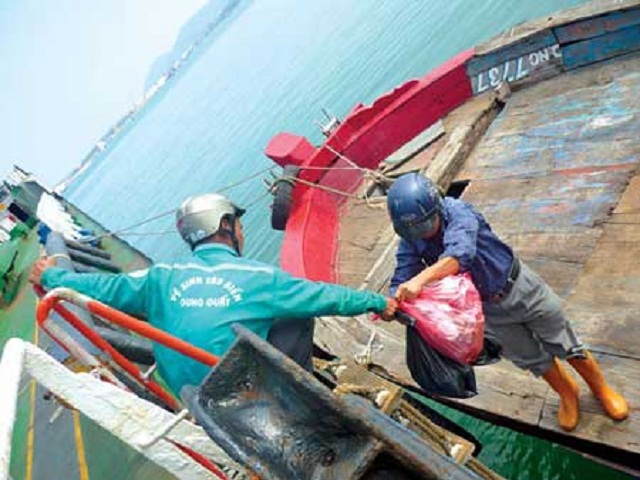 HTX dịch vụ thu gom rác thải và vệ sinh tàu biển Dung Quất là tổ chức kinh tế hợp tác duy nhất hoạt động trong lĩnh vực thu gom rác thải trên biển của tỉnh Quảng Ngãi (Ảnh: TL)