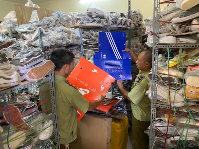 Lực lượng quản lý thị trường vừa tạm giữ 5.182 sản phẩm có dấu hiệu hàng giả nhãn hiệu Adidas, Nike