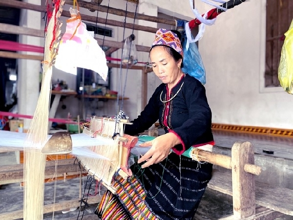 Nhờ có nguồn vốn từ NHCSXH đã giúp những người dân giữ được nghề truyền thống quê hương, khôi phục nghề, tạo ra sản phẩm hàng hóa mang lại giá trị kinh tế cho người dân (Ảnh: TL)