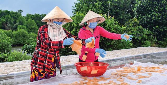 HTX Bánh phồng tôm Hàng Vịnh - Năm Căn giúp nhiều phụ nữ nông thôn có được cuộc sống ổn định hơn