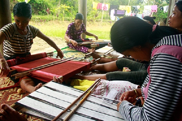 THT dệt thổ cẩm thôn Đhrôồng ra đời giúp ổn định sinh kế người dân vùng cao (Ảnh: TL)