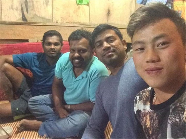 Thào A Dinh (ngoài cùng bên phải) cùng các khách du lịch trong homestay của HTX (Ảnh:TL)