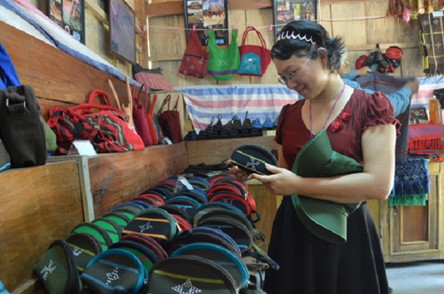 Các sản phẩm của THT dệt thổ cẩm Đhrôồng (Ảnh: TL)