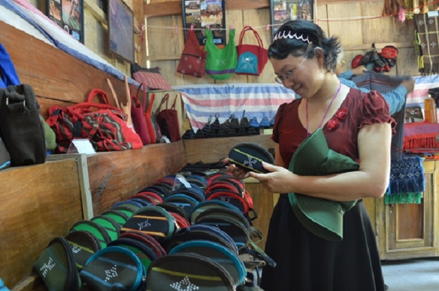 Các sản phẩm của THT dệt thổ cẩm Đhrôồng (Ảnh: TL)