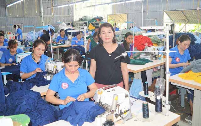 HTX May gia công An Phú tạo việc làm cho nhiều phụ nữ nông thôn