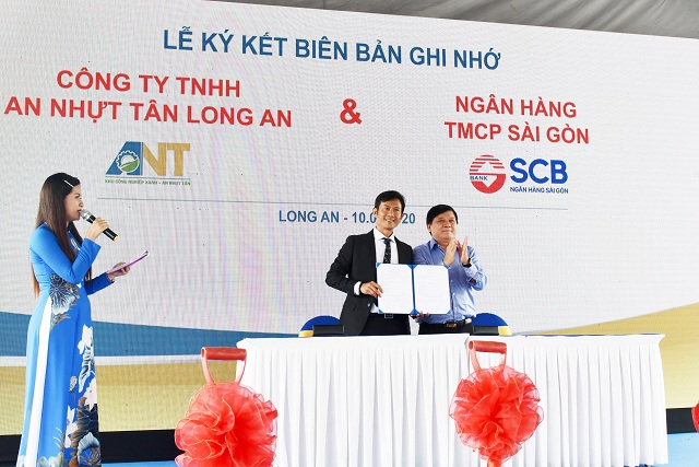 Ông Nguyễn Văn Thanh Hải - Phó Chủ tịch HĐQT SCB ký biên bản ghi nhớ tài trợ vốn cho dự án Khu công nghiệp An Nhựt Tân.