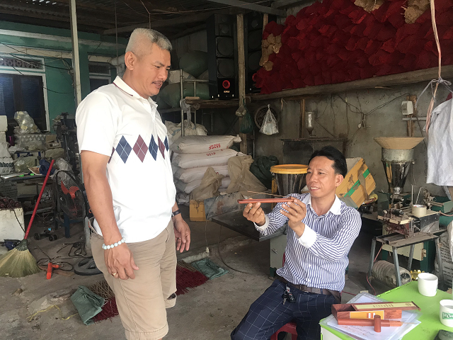 Khách hàng đến tận cơ sở sản xuất của THT nhang trầm để tìm mua sản phẩm (Ảnh: TL)