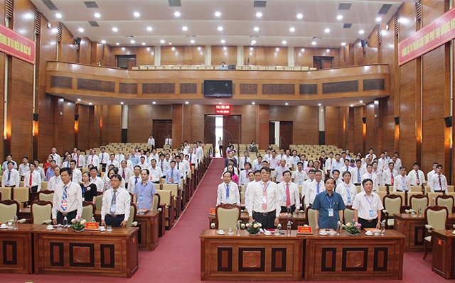 Các đại biểu thực hiện nghi thức Chào cờ khai mạc Đại hội Liên minh HTX tỉnh Phú Thọ nhiệm kỳ 2020-2025