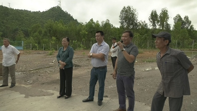 HTX cùng người dân và lãnh đạo huyện Yên Thủy nghe trình bày về quy trình hoạt động của lò đốt rác CNC-NH tại Nghệ An (Ảnh:TL)