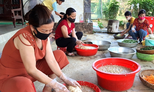 Các thành viên tổ hợp tác Phát Đạt tham gia vào việc sản xuất nhút mít Hương Liên (Ảnh: TL)