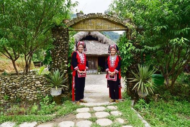 Nhiều thanh niên địa phương được đào tạo nghề miễn phí làm du lịch cộng đồng.