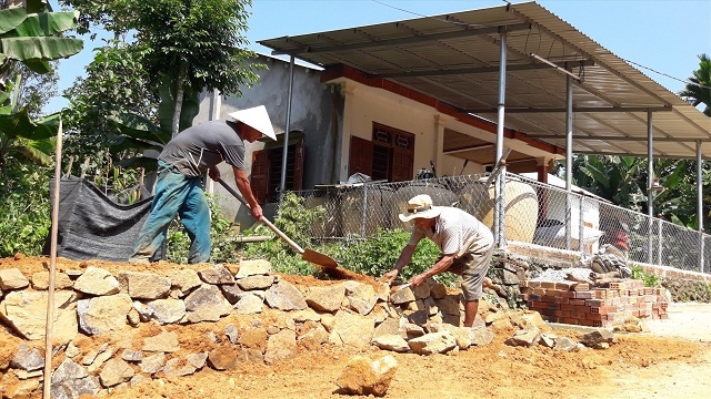 Người dân cải tạo vườn nhà xanh sạch đẹp hướng đến khu dân cư kiểu mẫu.