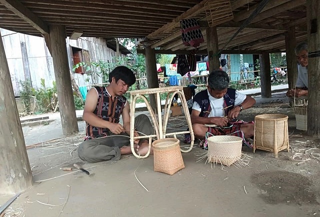 Nghề mây tre đan tạo sinh kế ổn định cho người dân Cơ Tu (Ảnh: TL)