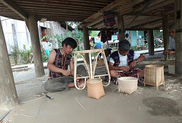 Nghề mây tre đan tạo sinh kế ổn định cho người dân Cơ Tu (Ảnh: TL)