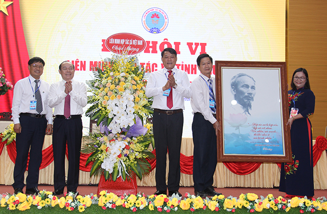 Ông Nguyễn Ngọc Bảo, Chủ tịch Liên mih HTX Việt Nam tặng hoa và ảnh Bác Hồ cho Liên minh HTX tỉnh Phú Thọ