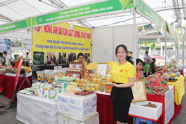 Sản phẩm OCOP 4 sao của Liên hiệp HTX nông dược và cộng đồng du lịch tỉnh Bắc Kạn tham gia trưng bày, giới thiệu tại tuần hàng nông sản (Ảnh: Phạm Duy)