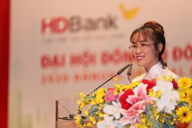 Madam Nguyễn Thị Phương Thảo - Phó Chủ tịch thường trực HĐQT trình bày Tờ trình thông qua Phương án phân phối lợi nhuận năm 2019 và phát hành cổ phiếu thưởng từ nguồn thặng dư vốn cổ phần.