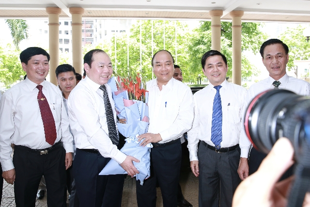 Thủ tướng Chính phủ Nguyễn Xuân Phúc, Chủ tịch Hội đồng Thi đua-Khen thưởng Trung ương làm việc với Liên minh HTX Việt Nam ngày 21/6/2018.