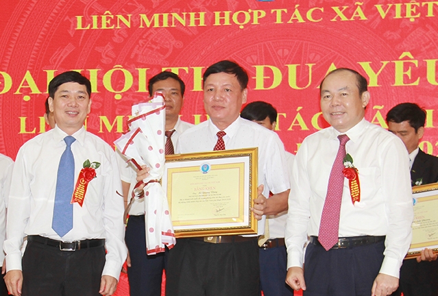 Ông Nguyễn Ngọc Bảo, Chủ tịch Liên minh HTX Việt Nam và ông Lê Văn Nghị, Phó Chủ tịch Liên minh HTX Việt Nam trao bằng khen cho các cá nhân tiên tiến giai đoạn 2015-2020