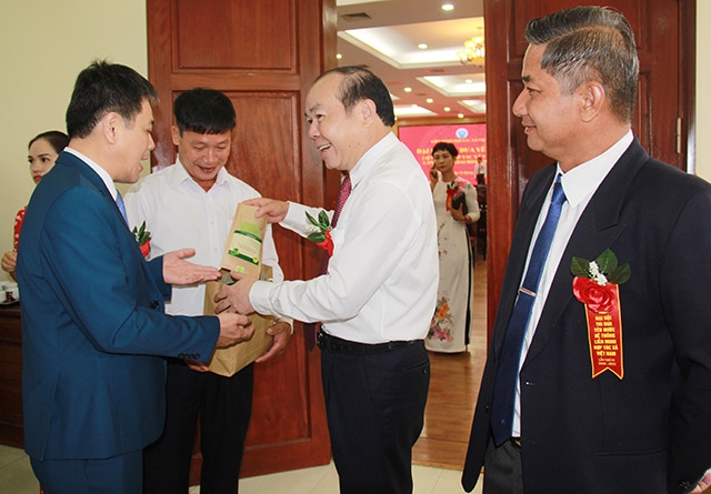 Chủ tịch Liên minh HTX tỉnh Thừa Thiên Huế Trần Lưu Quốc Doãn giới thiệu sản phẩm bột matcha rau má của HTX với Chủ tịch Liên minh HTX Việt Nam Nguyễn Ngọc Bảo.