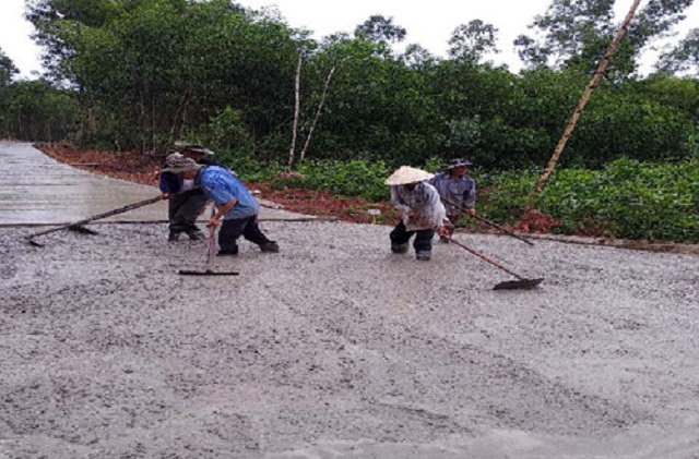 Người dân Duy Phú đóng góp ngày công làm đường xây dựng NTM.