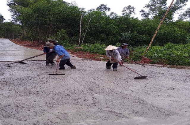 Người dân Duy Phú đóng góp ngày công làm đường xây dựng NTM.