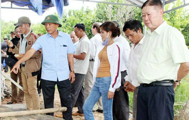 Ông Trần Văn Nhan (Ngoài cùng bên phải) và Lãnh đạo tỉnh Bình Phước trong chuyến thị sát và tổ chức cho các HTX tham quan, học tập kinh nghiệm tại HTX sản xuất, thương mại, dịch vụ nông nghiệp công nghệ cao Tâm Sầu Riêng ở khu phố Phước Bình, phường Tân Xuân, thành phố Đồng Xoài - ảnh báo Bình Phước.