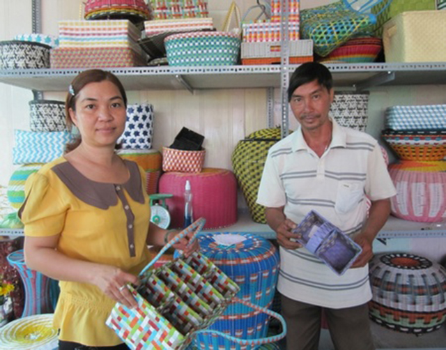 Các HTX thủ công mỹ nghệ đang tạo nhiều việc làm cho lao động nữ tại Vĩnh Long.