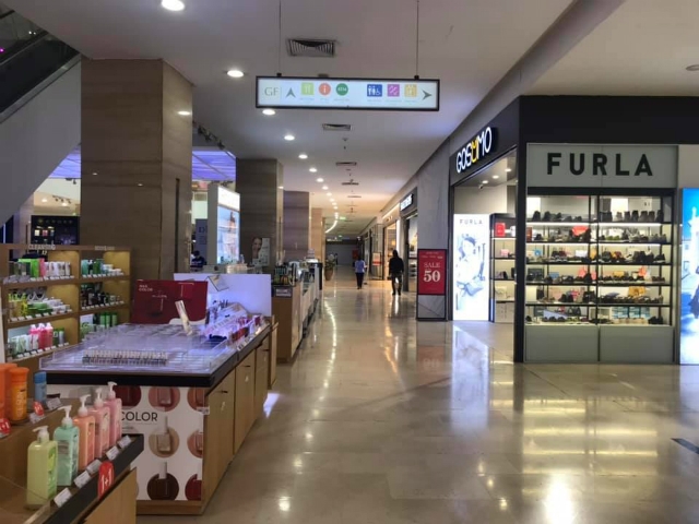 Trong tháng 5, nhiều TTTM vẫn vắng khách