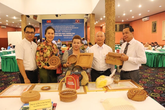 Ông Lê Viết Sơn, Chủ tịch HĐQT kiêm Giám đốc HTX mây tre đan Vân Sơn(Thứ 2 từ phải sang) đưa sản phẩm đi giới thiệu với đối tác nước ngoài.