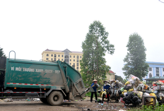 Người lao động của HTX Gia Tân đang thu gom rác (Ảnh:TL)