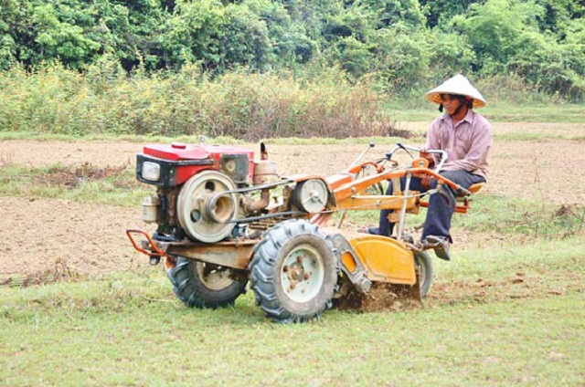 Nhờ xây dựng NTM, 100% số xã ở Nghĩa Hành cơ giới hóa khâu làm đất.