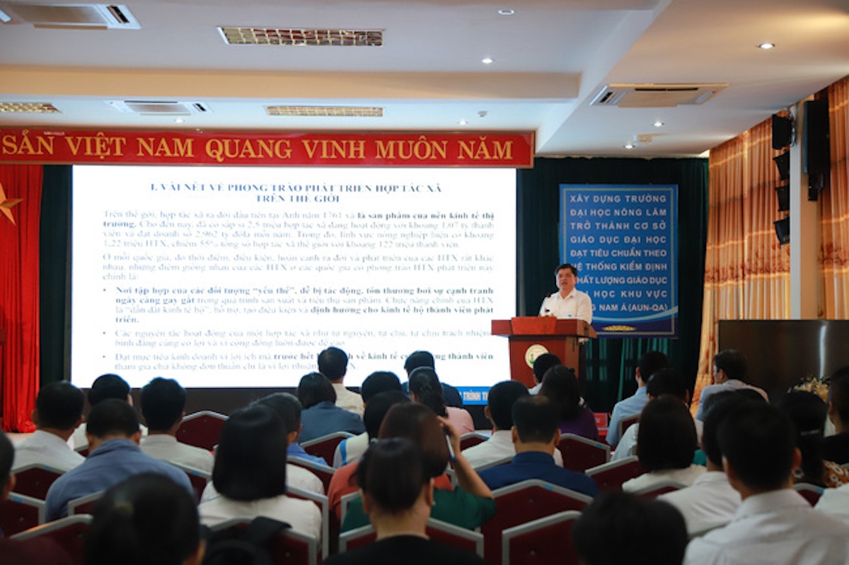 Lớp đào tạo thí điểm giám đốc HTX nông nghiệp.