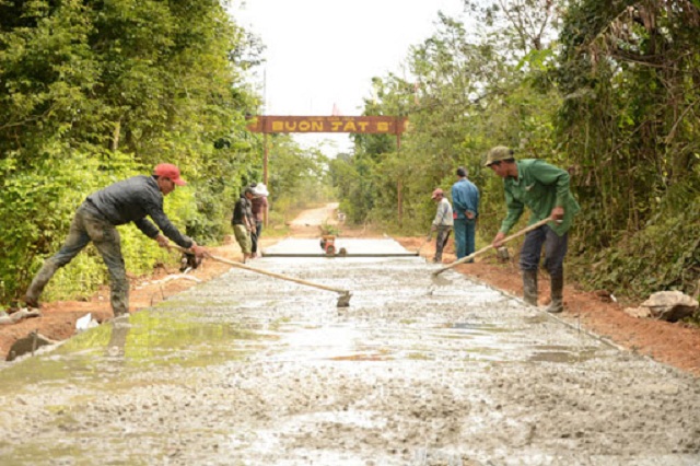 Giao thông nông thôn được đầu tư nâng cấp và xây dựng mới có sự đóng góp không nhỏ từ sức dân.