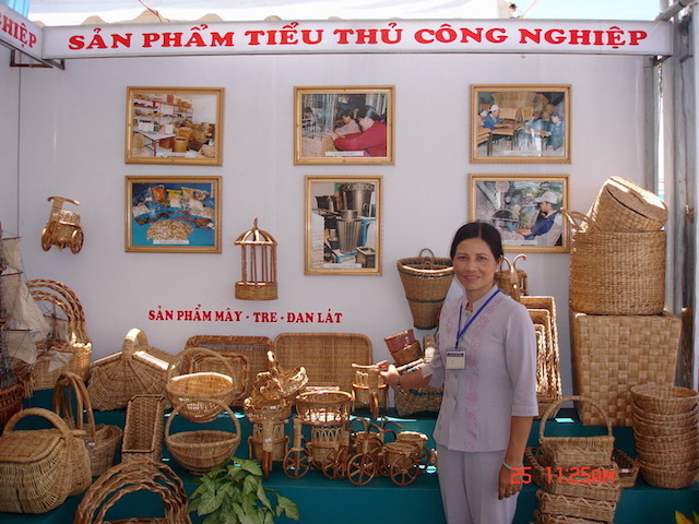 Chị Nguyễn Thị Thắm và các sản phẩm mây tre đan của HTX tiểu thủ công nghiệp Định Quán (ảnh:TL)