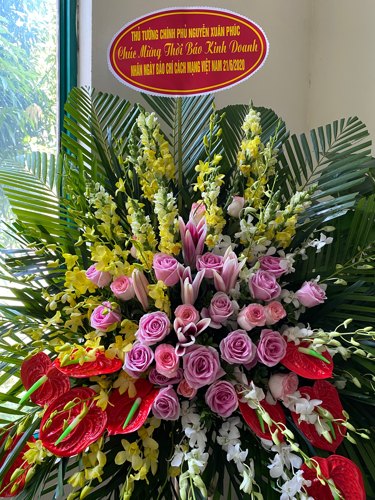 Nhân ngày báo chí cách mạng Việt Nam 21/6/2020, Thủ tướng Chính phủ Nguyễn Xuân Phúc đã gửi lẵng hoa chúc mừng Thời báo Kinh Doanh.