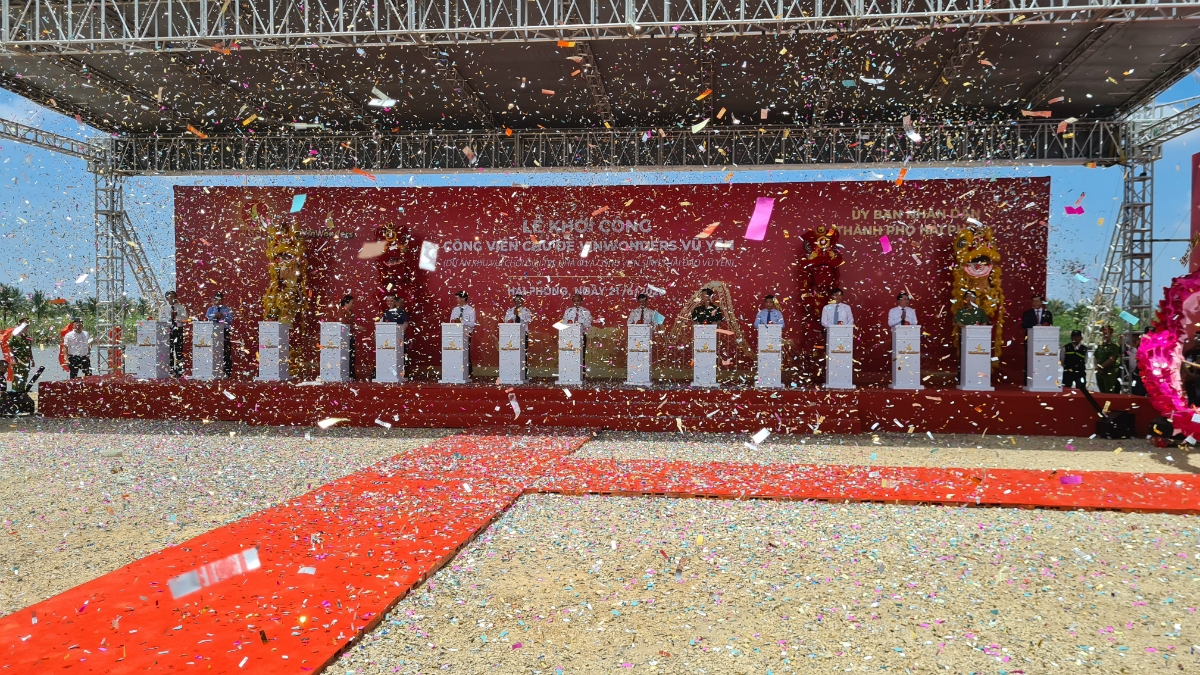 Bấm nút khởi công dự án