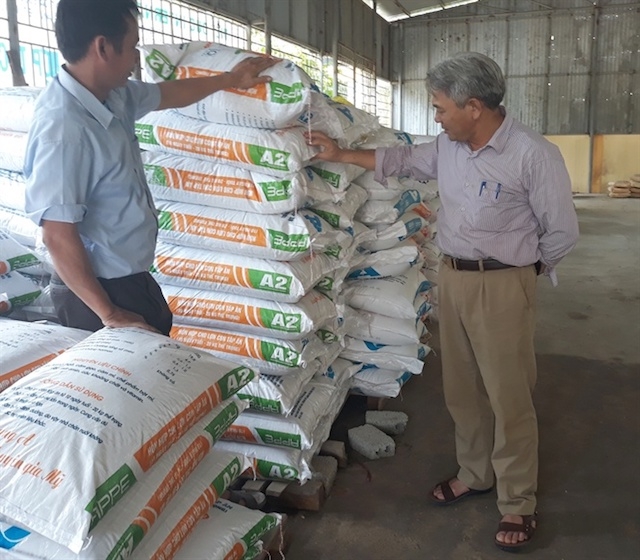 Ông Hồ Sỹ Quảng, Giám đốc HTX (bên phải) chia sẻ: Để HTX phát triển phải đặt lợi ích chung lên trên lợi ích cá nhân (Ảnh: TL)