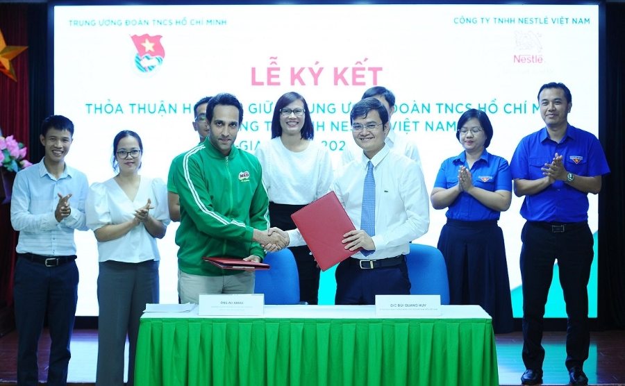 Đại diện Nestlé Việt Nam với nhãn hàng Nestlé MILO và Trung ương Đoàn Thanh niên Cộng sản Hồ Chí Minh tại lễ ký kết