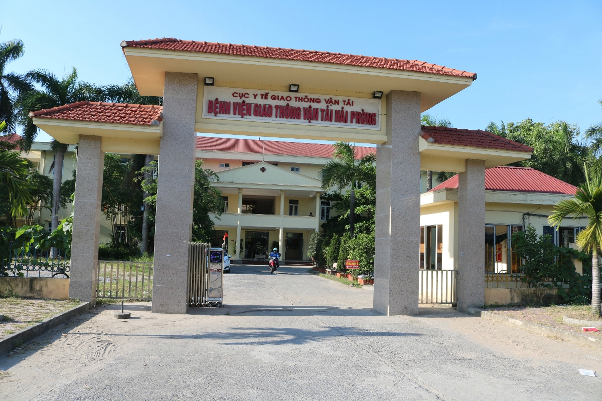 Sáng ngày 22/6 nhiều khoa phòng tại bệnh viện GTVT đã phải tạm dừng hoạt động do thiếu y, bác sỹ (ảnh T. Vân)