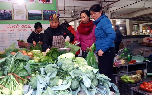 Cửa hàng rau của HTX Hà Tân tại chợ Hồng Hà (Ảnh: TL)