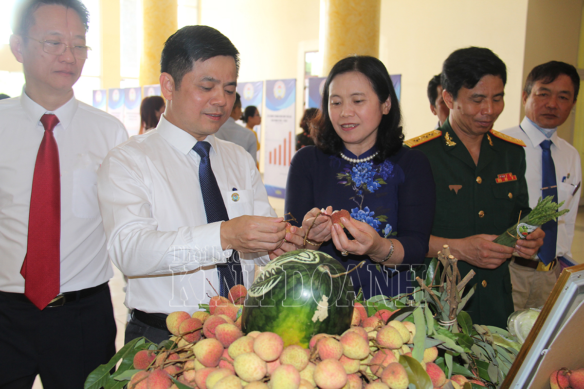 Phó Chủ tịch Liên minh HTX Việt Nam Nguyễn Văn Thịnh (thứ hai từ trái sang) khẳng định, cán bộ HTX trẻ, có trình độ, năng động sẽ giúp các sản phẩm dễ dàng tiếp cận thị trường, nâng cao giá trị (Ảnh: Phạm Duy)