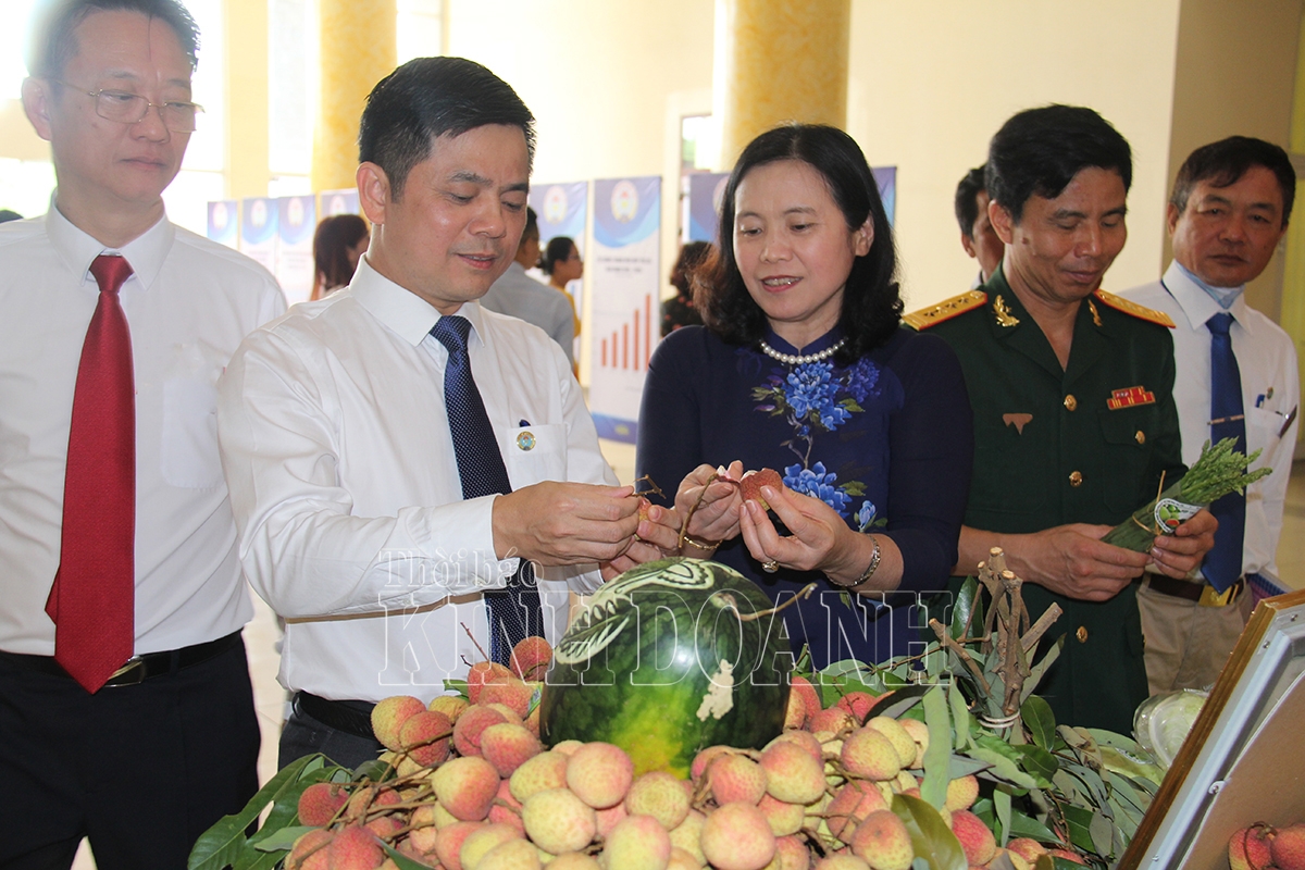 Phó Chủ tịch Liên minh HTX Việt Nam Nguyễn Văn Thịnh (thứ hai từ trái sang) khẳng định, cán bộ HTX trẻ, có trình độ, năng động sẽ giúp các sản phẩm dễ dàng tiếp cận thị trường, nâng cao giá trị (Ảnh: Phạm Duy)